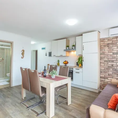 Appartement In With Sea View, Balcony, Air Conditioning, Wifi Njivice